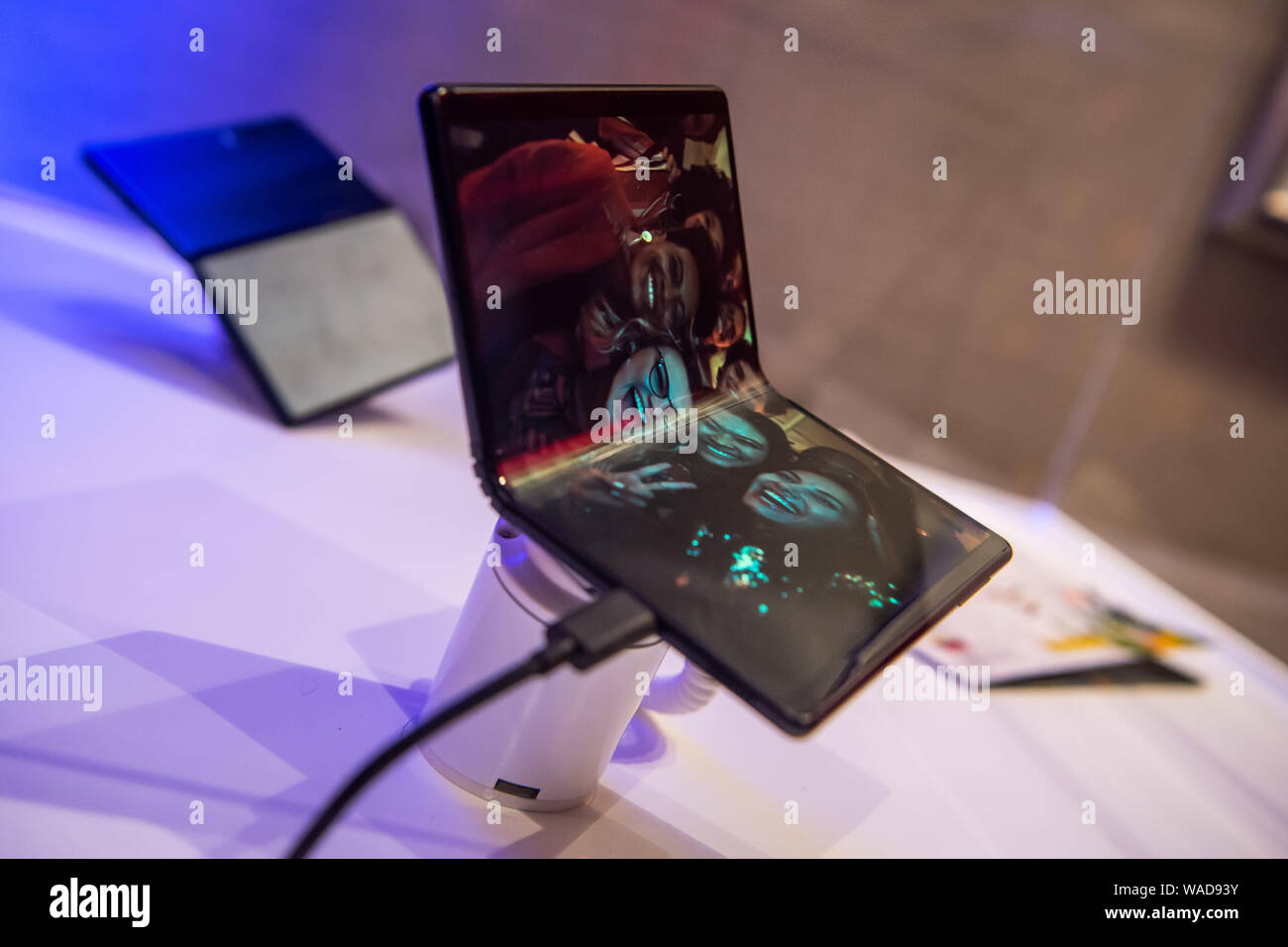Un TCL 5G smartphone pliable est affiché pendant l'événement de lancement de nouveaux produits TCL à Sao Paulo, Brésil, 1 juillet 2019. Le lancement de nouveaux produits TCL ev Banque D'Images