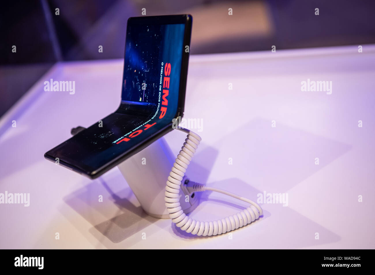 Un TCL 5G smartphone pliable est affiché pendant l'événement de lancement de nouveaux produits TCL à Sao Paulo, Brésil, 1 juillet 2019. Le lancement de nouveaux produits TCL ev Banque D'Images