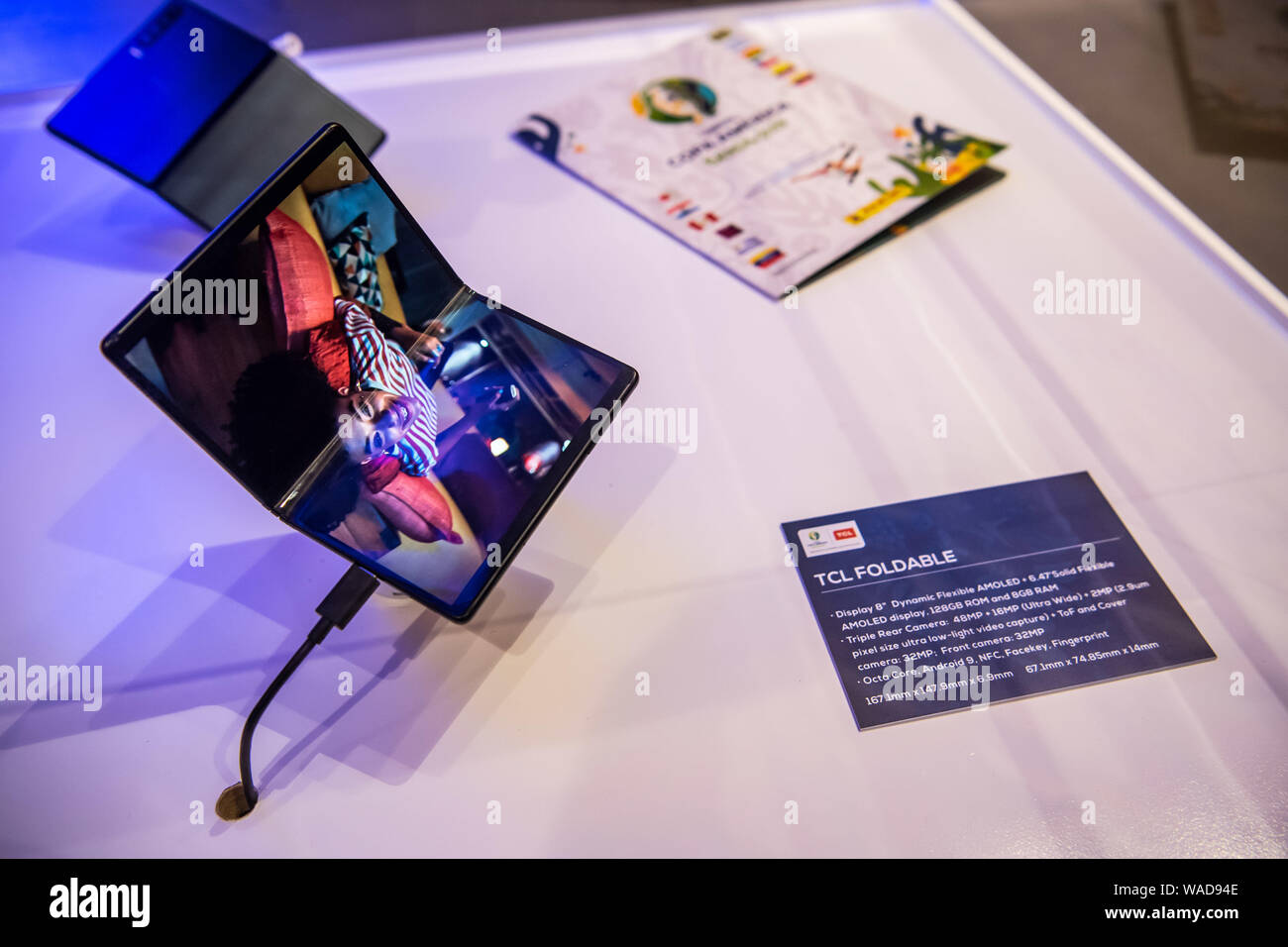 Un TCL 5G smartphone pliable est affiché pendant l'événement de lancement de nouveaux produits TCL à Sao Paulo, Brésil, 1 juillet 2019. Le lancement de nouveaux produits TCL ev Banque D'Images