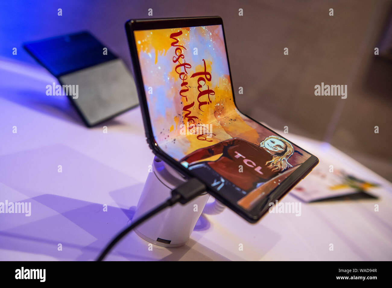 Un TCL 5G smartphone pliable est affiché pendant l'événement de lancement de nouveaux produits TCL à Sao Paulo, Brésil, 1 juillet 2019. Le lancement de nouveaux produits TCL ev Banque D'Images
