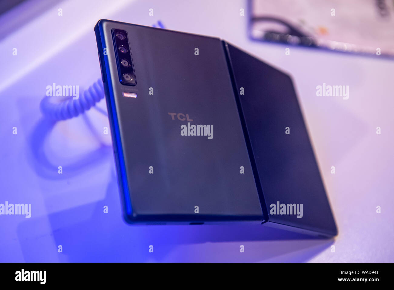 Un TCL 5G smartphone pliable est affiché pendant l'événement de lancement de nouveaux produits TCL à Sao Paulo, Brésil, 1 juillet 2019. Le lancement de nouveaux produits TCL ev Banque D'Images