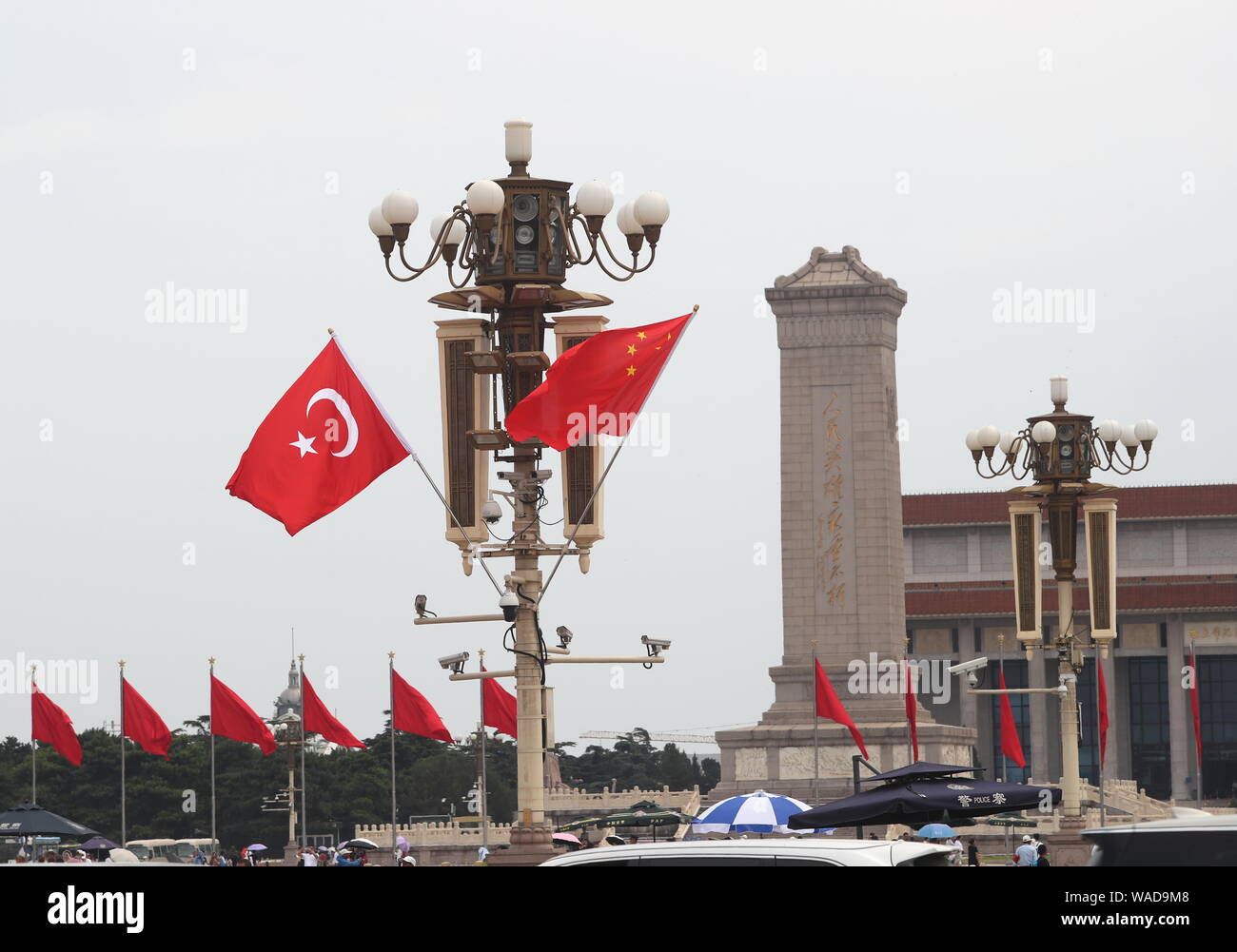 Les drapeaux nationaux de Chine et de Turquie sur le flutter un lampadaire en face de la Place Tian'anmen tribune au cours de la visite du président turc, Recep Tayyip Erdogan Banque D'Images