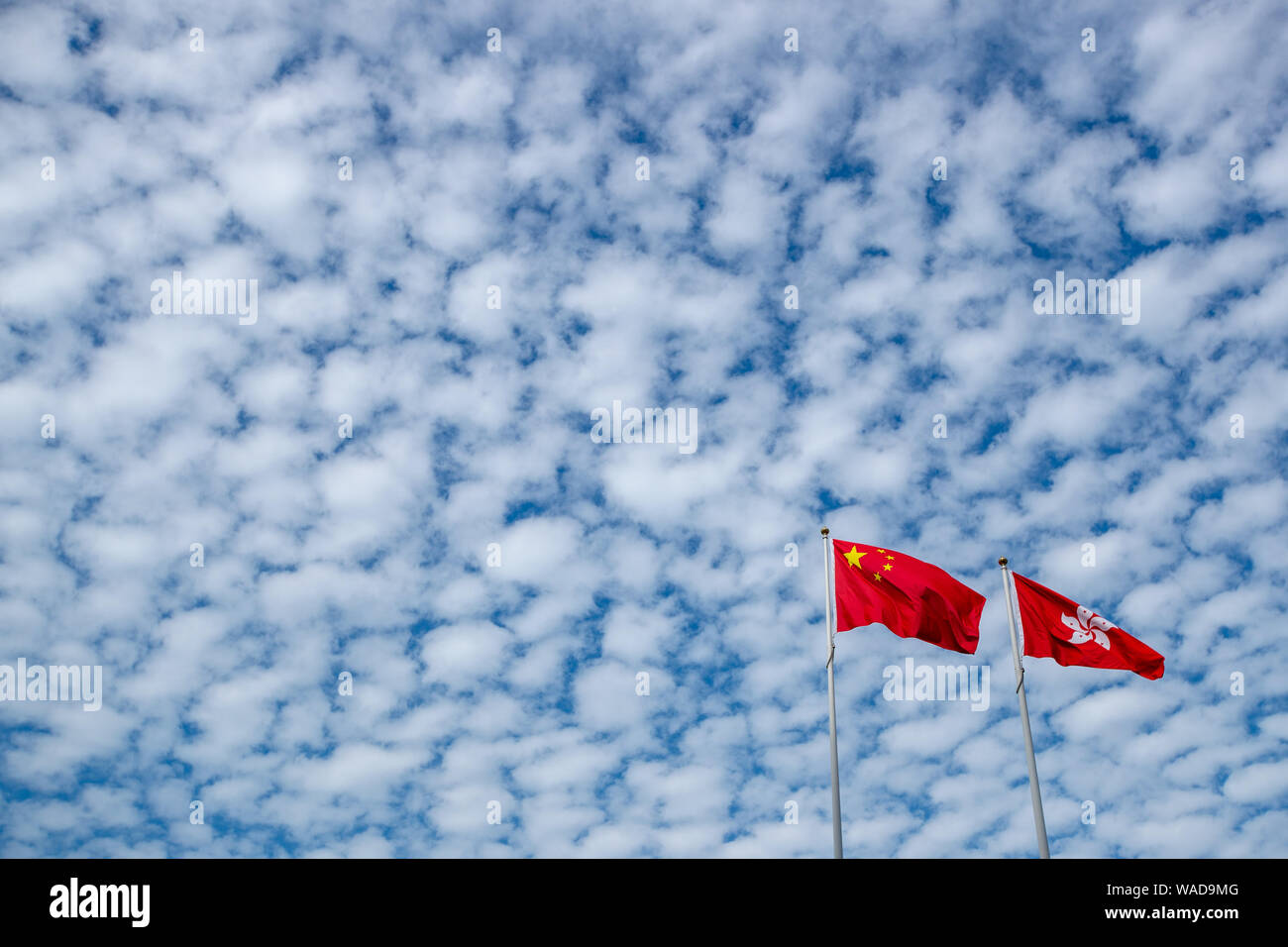 --FILE--drapeaux de Chine et Hong Kong (Région administrative spéciale de la République populaire de Chine sur le ciel du flutter à Hong Kong, Chine, 11 Dece Banque D'Images
