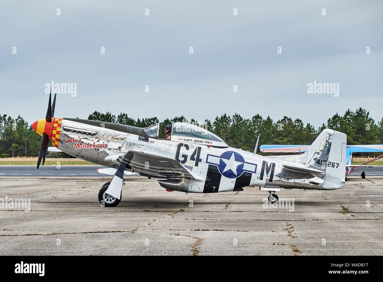 American Vintage en stationnement P 51 Mustang avion de chasse, l'est pas Misbehaven, à partir de la DEUXIÈME GUERRE MONDIALE à Bessemer Alabama, Etats-Unis. Banque D'Images