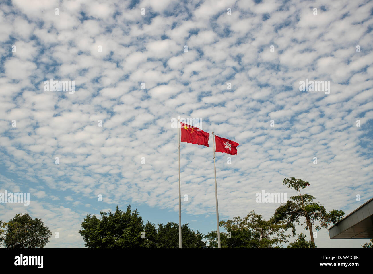--FILE--drapeaux de Chine et Hong Kong (Région administrative spéciale de la République populaire de Chine sur le ciel du flutter à Hong Kong, Chine, 11 Dece Banque D'Images