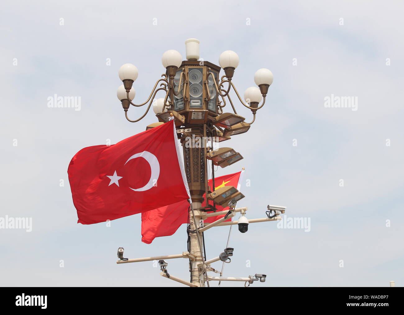 Les drapeaux nationaux de Chine et de Turquie sur le flutter un lampadaire en face de la Place Tian'anmen tribune au cours de la visite du président turc, Recep Tayyip Erdogan Banque D'Images