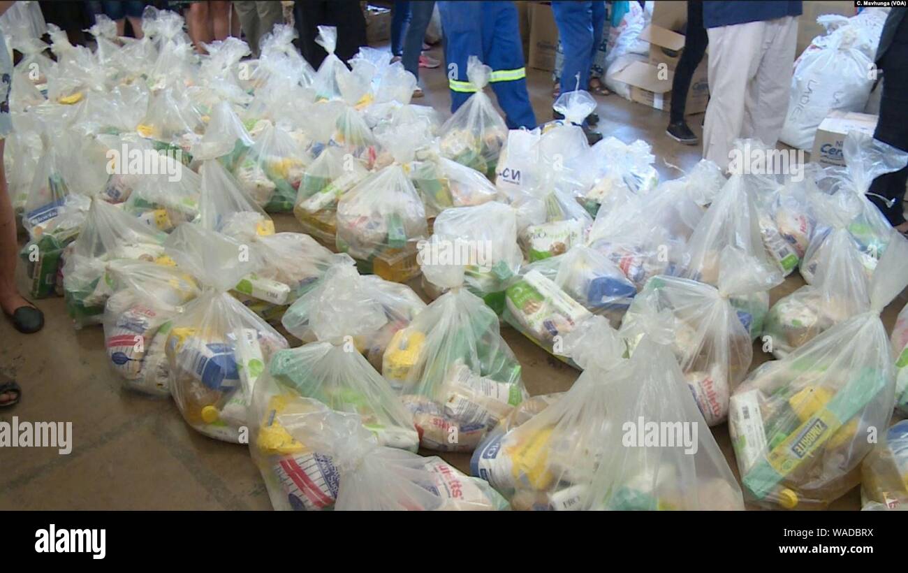 Des dons de biens aux victimes du cyclone Idai. Banque D'Images