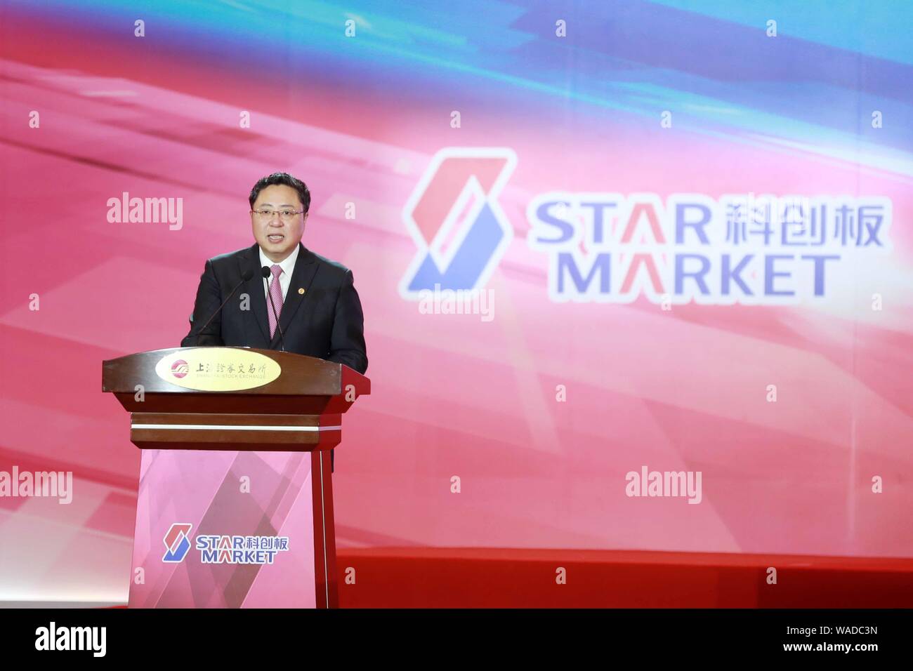 Hongyuan Huang, Bourse de Shanghai président, assiste à la cérémonie d'inscription du premier lot d'entreprises sur le marché de l'ESS à Shanghai, Chi Banque D'Images