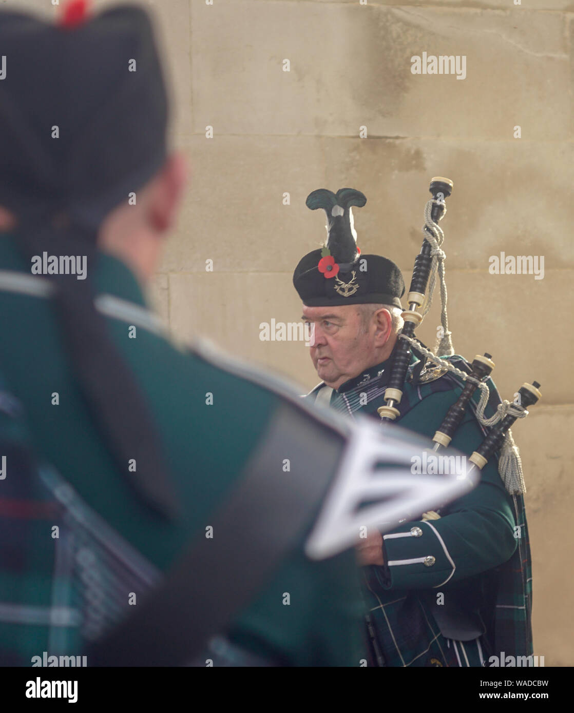 Leicester, Royaume-Uni - 11 novembre 2018 : Seaforth Highlanders Pipes and Drums effectuer sous l'arche du souvenir au cours de la journée du souvenir Banque D'Images