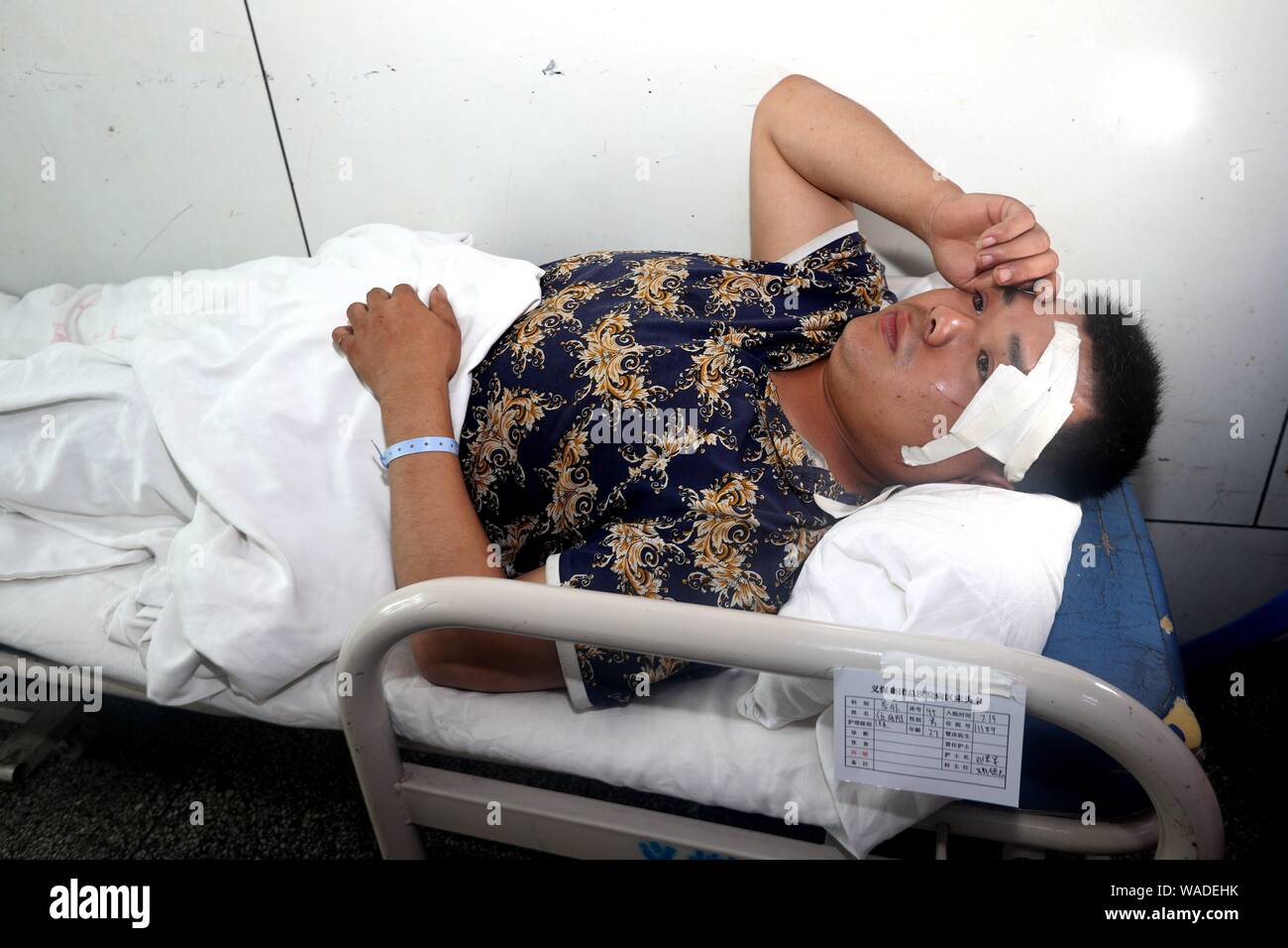 Un travailleur chinois de Henan de Gaz de houille (Group) Co.,Ltd. reçoit le traitement après une explosion s'est produite, tuant 15 et gravement blessé 15 autres personnes, Banque D'Images