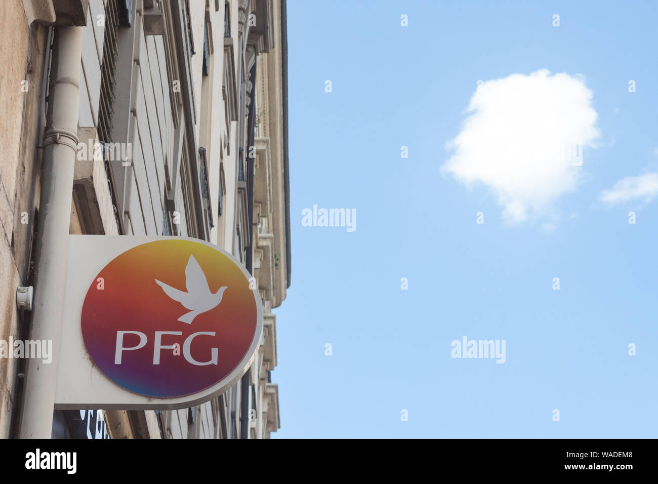 LYON, FRANCE - 17 juillet 2019 : Logo PFG en face de leur agence locale à Lyon. PFG POMPES FUNEBRES GENERALES, ou, est un entrepreneur français et croque Banque D'Images