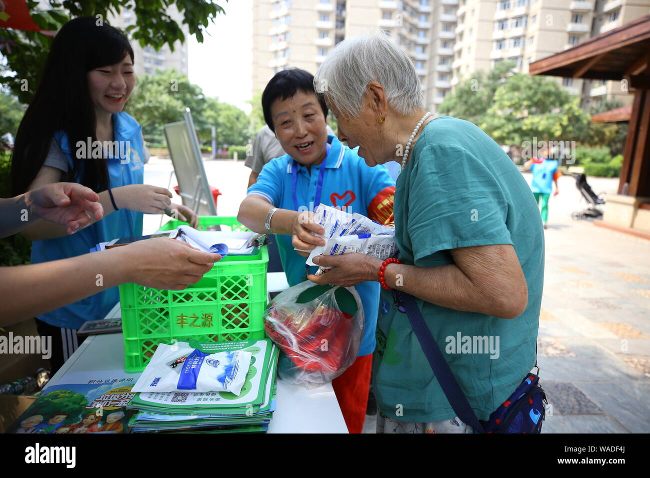Bénévoles dans la collectivité à Beijing l'ancien enseigner la façon de classer les déchets de façon appropriée, 11 juillet 2019. Banque D'Images