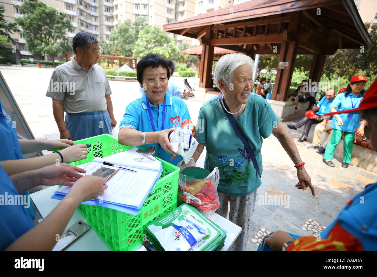 Bénévoles dans la collectivité à Beijing l'ancien enseigner la façon de classer les déchets de façon appropriée, 11 juillet 2019. Banque D'Images