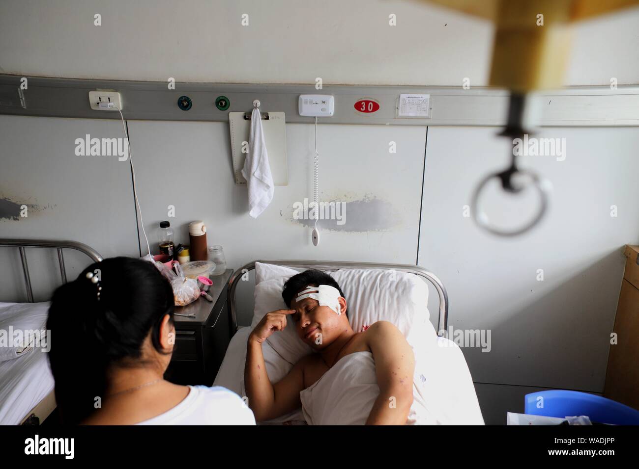 Un travailleur chinois de Henan de Gaz de houille (Group) Co.,Ltd. reçoit le traitement après une explosion s'est produite, tuant 15 et gravement blessé 15 autres personnes, Banque D'Images