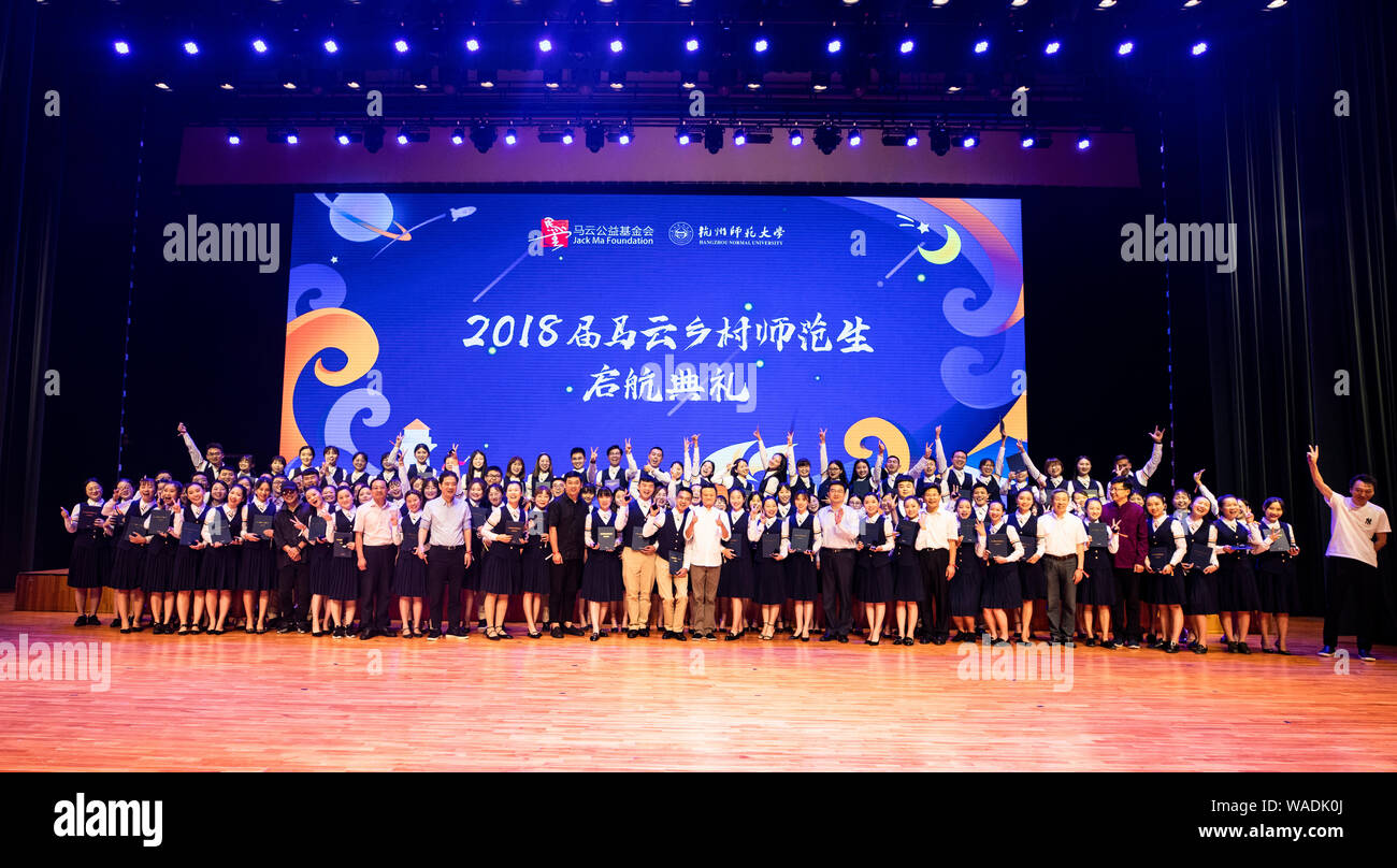 Jack Ma ou Ma Yun, centre, président du géant de l'e-commerce chinois Alibaba Group, pose pour des photos avec les élèves normaux pour enseigner dans les zones rurales au cours d'une Banque D'Images