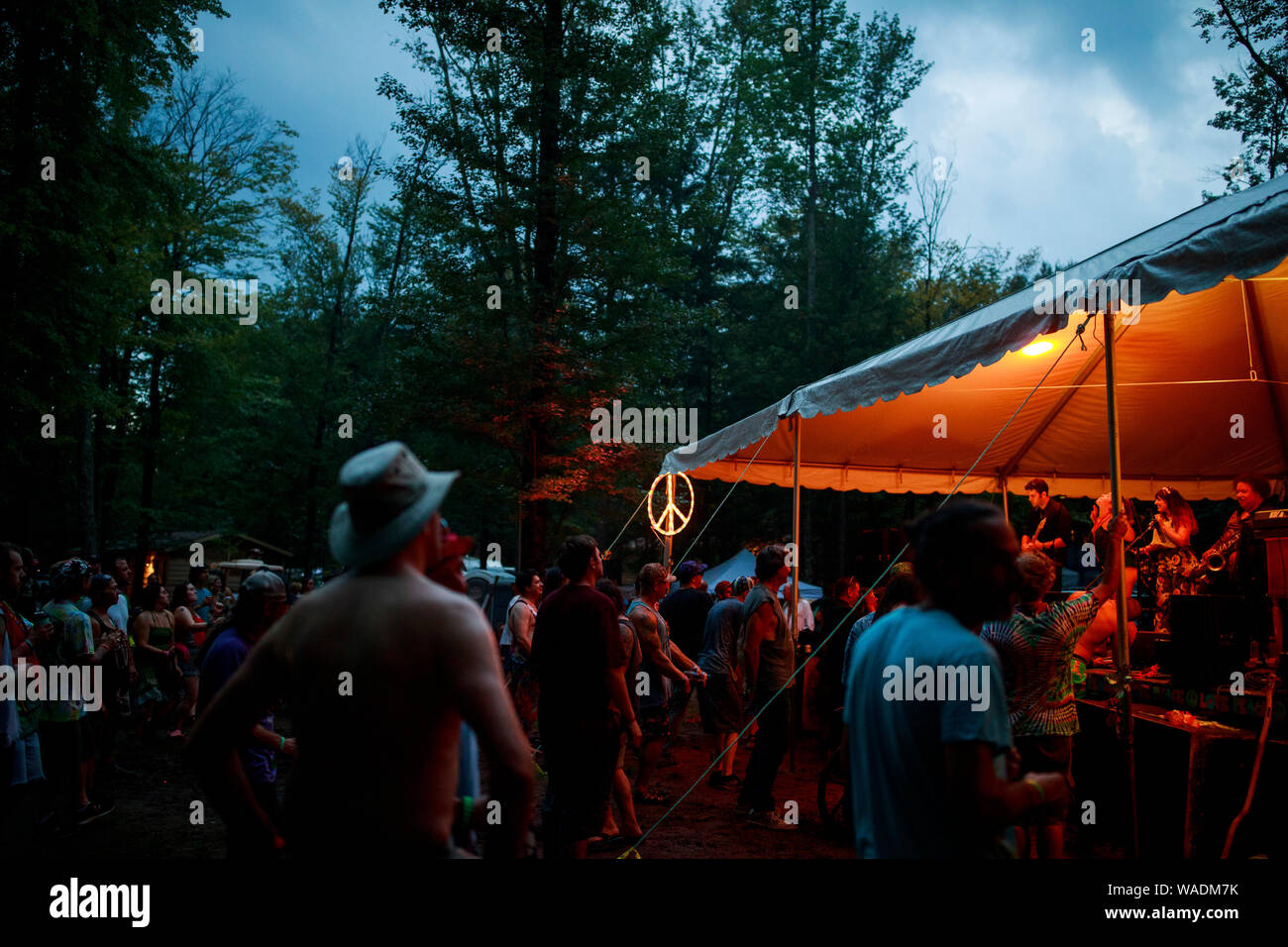 Béthel, United States. Août 17, 2019. Un groupe joue sur la scène au cours de la réunion de la route Yasgur Max Yasgur's farm à pendant les célébrations du 50e anniversaire de Woodstock près de Bethel. Organisateur de Woodstock Michael Lang, l'événement a été annulé mais anniversaire les activités ont continué au Arrowhead Ranch, Bethel Woods (le site de l'original Woodstock en 1969), Hector's Inn, et Yasgur's Farm. Credit : SOPA/Alamy Images Limited Live News Banque D'Images