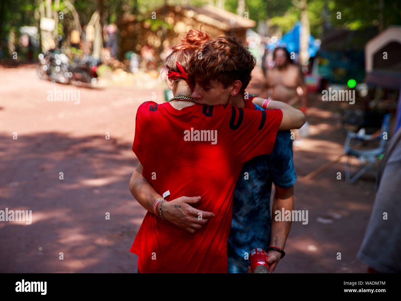 Béthel, United States. Août 18, 2019. Présence hug le dernier jour au cours de la réunion de la route Yasgur Max Yasgur's farm à pendant les célébrations du 50e anniversaire de Woodstock près de Bethel. Organisateur de Woodstock Michael Lang, l'événement a été annulé mais anniversaire les activités ont continué au Arrowhead Ranch, Bethel Woods (le site de l'original Woodstock en 1969), Hector's Inn, et Yasgur's Farm. Credit : SOPA/Alamy Images Limited Live News Banque D'Images