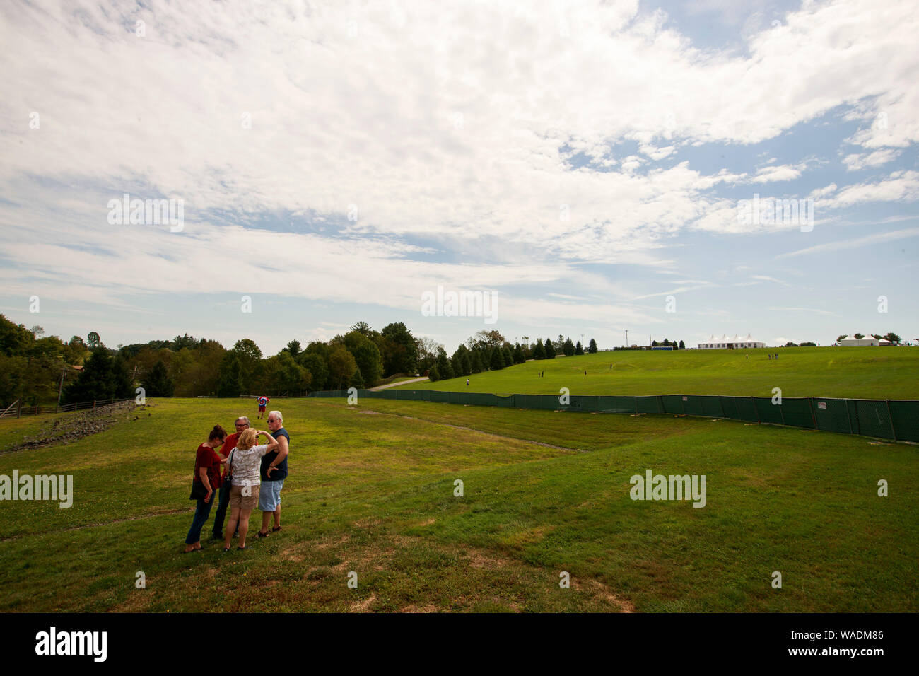 Béthel, United States. Août 19, 2019. Un groupe indique le site de l'étape de Woodstock dans l'arrière-plan à Bethel Woods à Béthel. Organisateur de Woodstock Michael Lang, l'événement a été annulé mais anniversaire les activités ont continué au Arrowhead Ranch, Bethel Woods (le site de l'original Woodstock en 1969), Hector's Inn, et Yasgur's Farm. Credit : SOPA/Alamy Images Limited Live News Banque D'Images