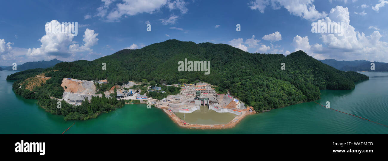 La prise d'eau du système de distribution de l'eau batardeau pour transférer de l'eau à la ville de Hangzhou est dévastée après une explosion à la Qiandao Lake dans la région de Chun Banque D'Images
