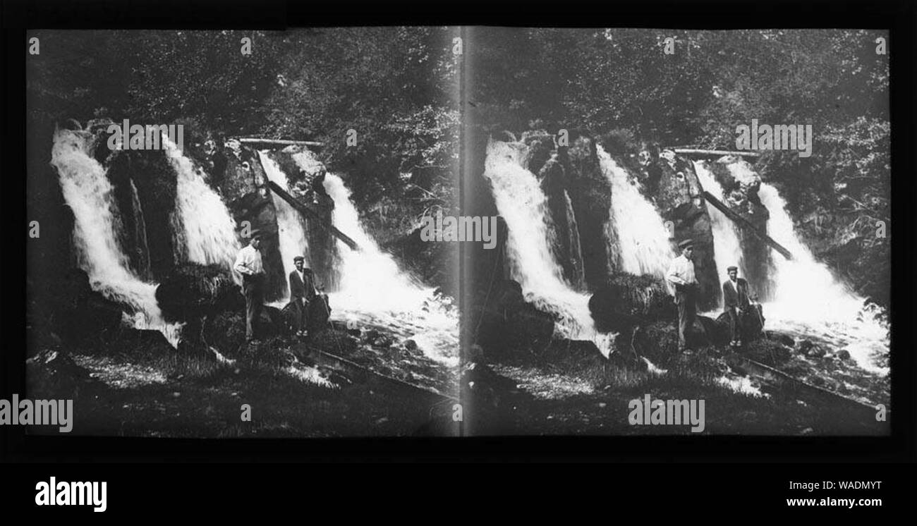 Maisons dos davant les fonts del Bastareny. Banque D'Images