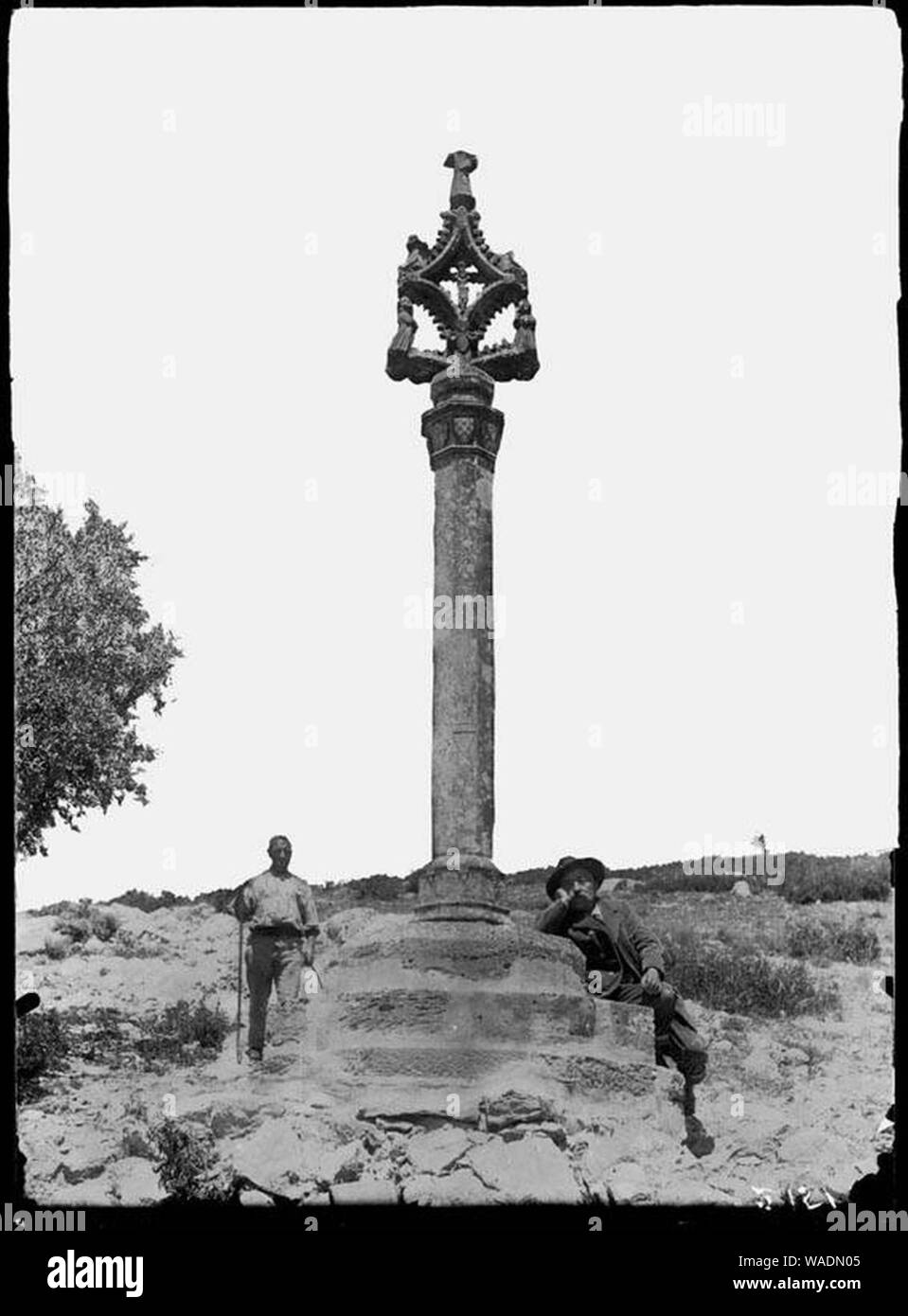 Maisons dos al peu de la Creu de terme del Monestir de Les Avellanes. Banque D'Images