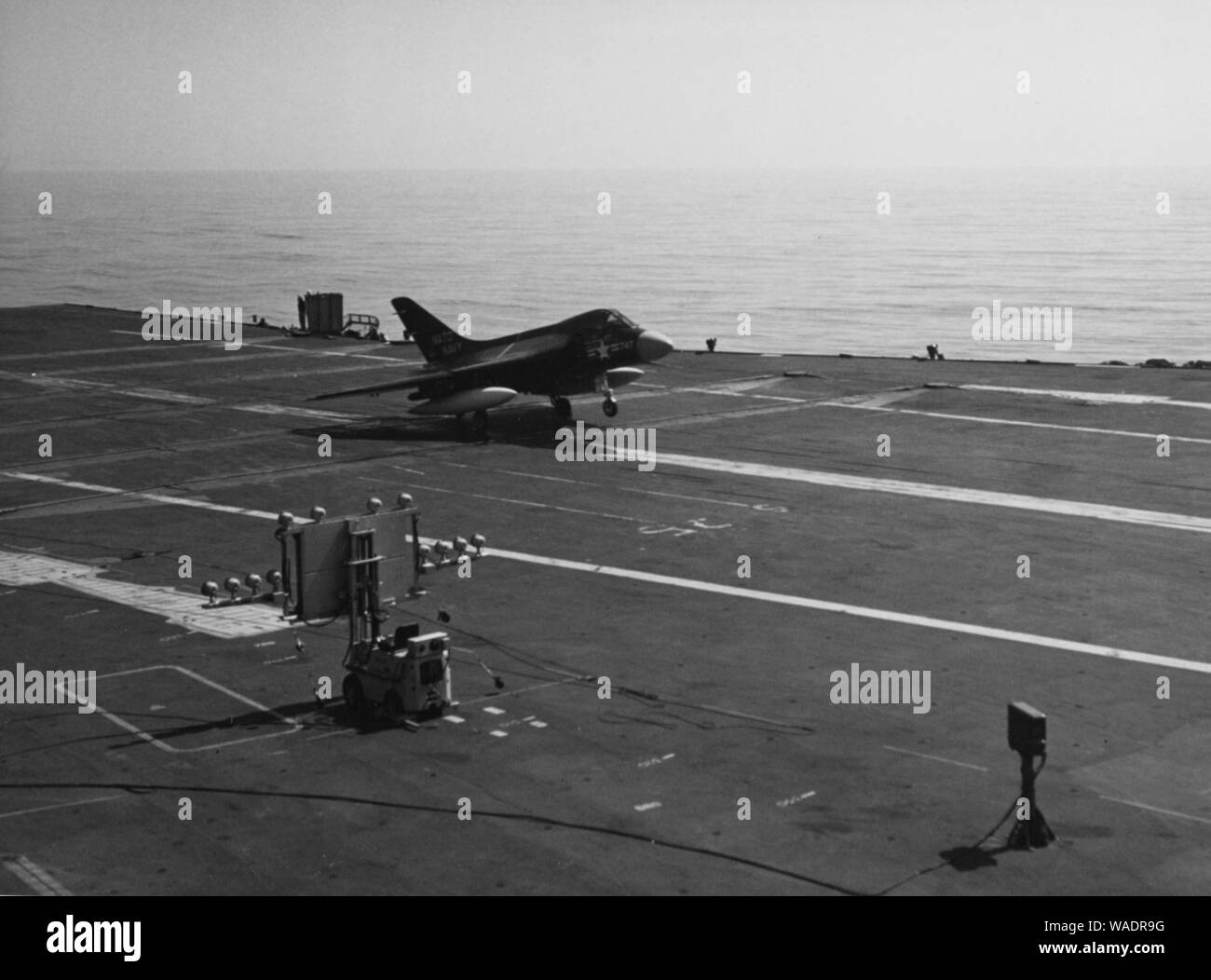 Douglas F4D Skyray-1 USS Forrestal sur l'atterrissage (CVA-59) le 19 avril 1956. Banque D'Images