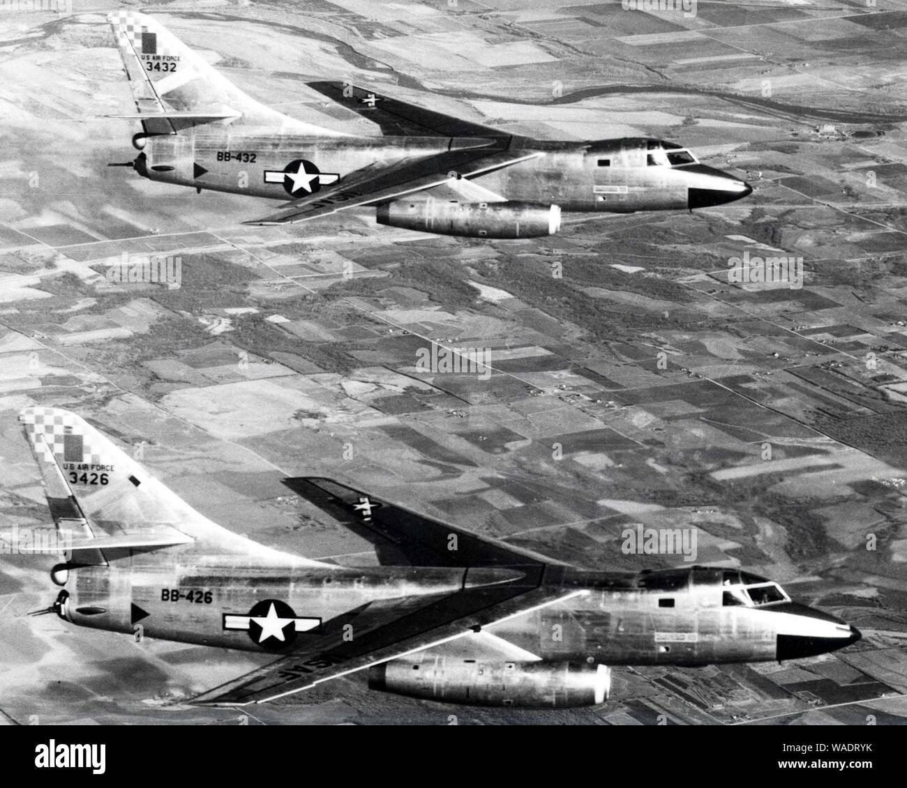 Douglas RB-66B Destroyer en vol, deux avions (SN formation 53-426 et 53-432) 061102-F-1234P-021. Banque D'Images
