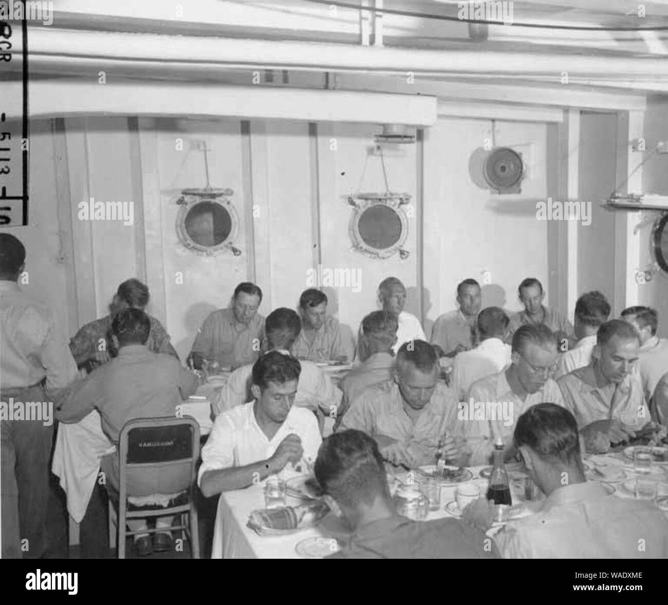 Dr Lauren R Donaldson et d'autres membres de l'arpentage de Bikini au dîner dans le carré des officiers à bord du USS CHILTON, été 1947 Banque D'Images