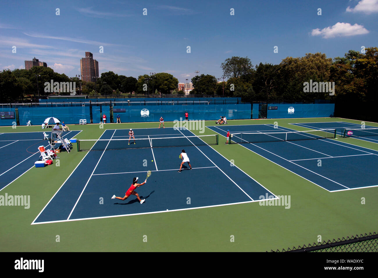 Bronx, New York, USA. Août 19, 2019. Un match de double pendant l'NYJTL Bronx ouvrir au centre de tennis, Leeds Cary dans Crotona Park dans le Bronx de New York. Le tournoi qui est gratuit pour le public est le premier tournoi professionnel dans le Bronx depuis 2012. Crédit : Adam Stoltman/Alamy Live News Banque D'Images