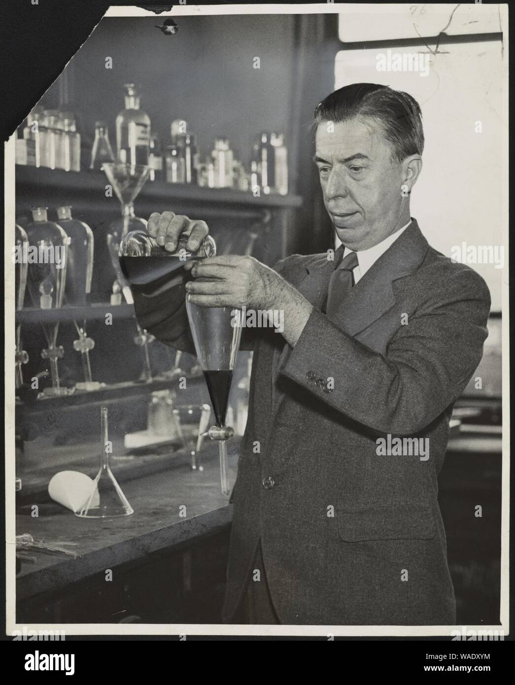 Le Dr Alexander Gettler, toxicologue et chimiste judiciaire auprès de l'Office de médecin légiste en chef de la ville de New York, dans un laboratoire Banque D'Images