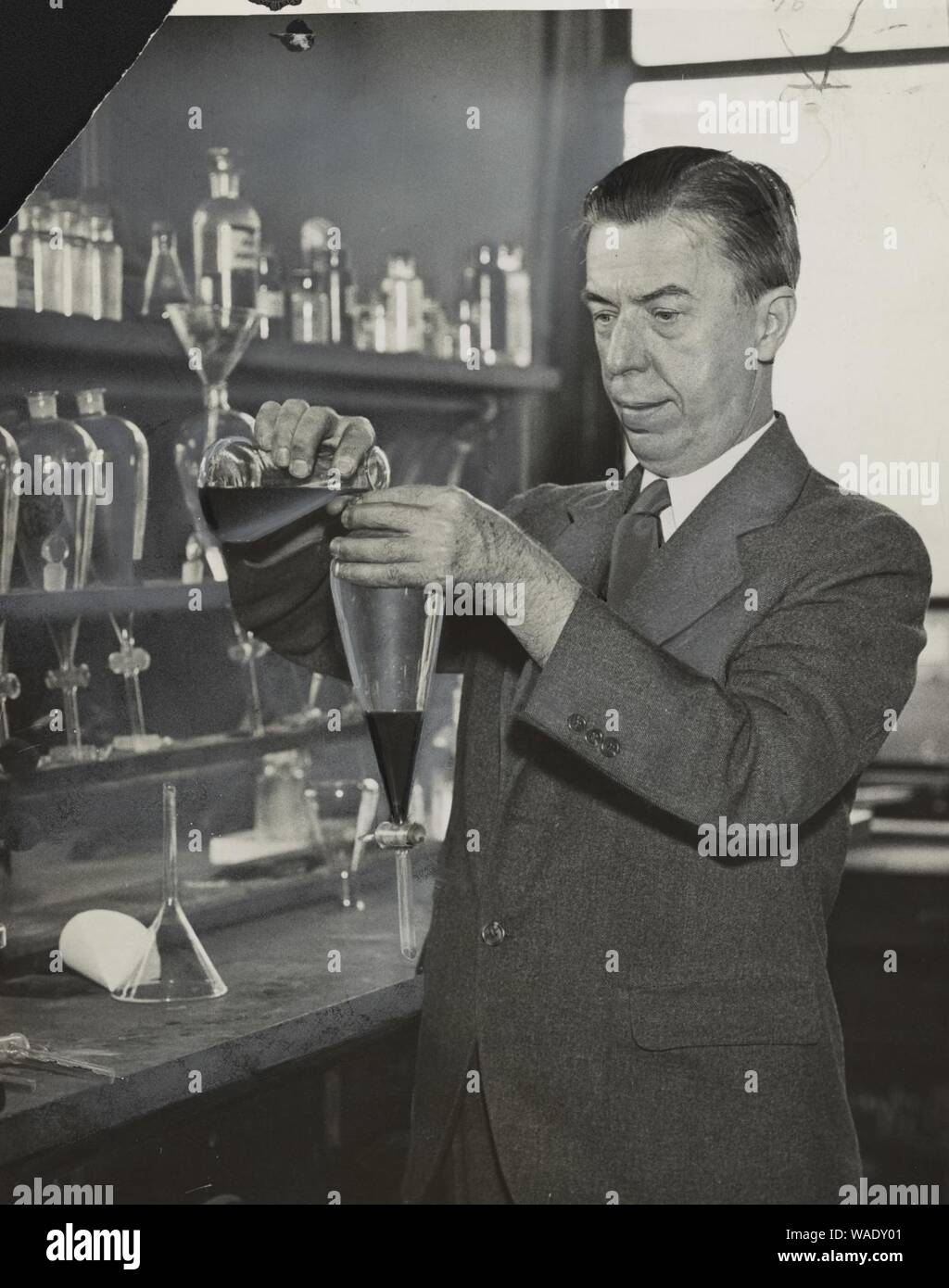 Le Dr Alexander Gettler, toxicologue et chimiste judiciaire auprès de l'Office de médecin légiste en chef de la ville de New York, dans un laboratoire Banque D'Images