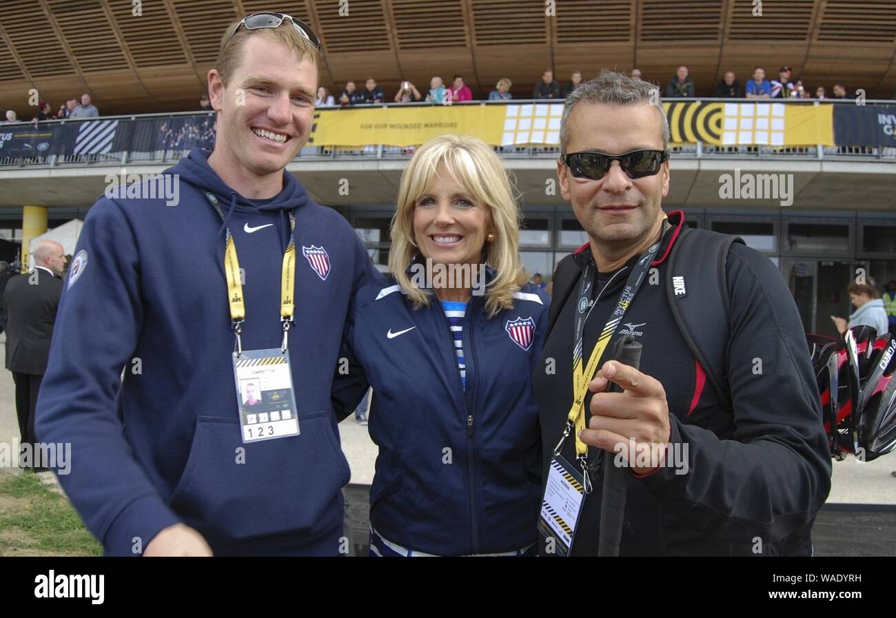 Dr. Jill Biden rejoint le capitaine de l'armée américaine Iván Castro (à droite) et son guide Richard Kirby (à gauche), 2014. Banque D'Images