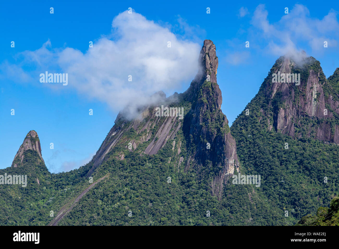 Nuages dans les montagnes. Montagnes exotiques. Merveilleuses Montagnes. Doigt de Dieu sur la montagne, de la ville de Teresopolis, Etat de Rio de Janeiro, Brésil, Sout Banque D'Images