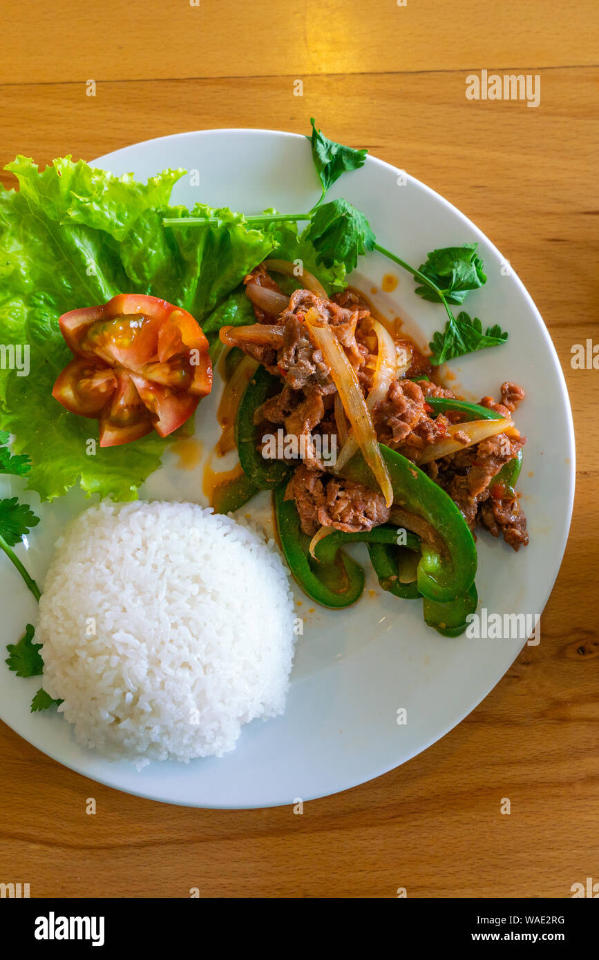 Photo verticale de la cuisine asiatique sauté de boeuf et riz blanc Banque D'Images