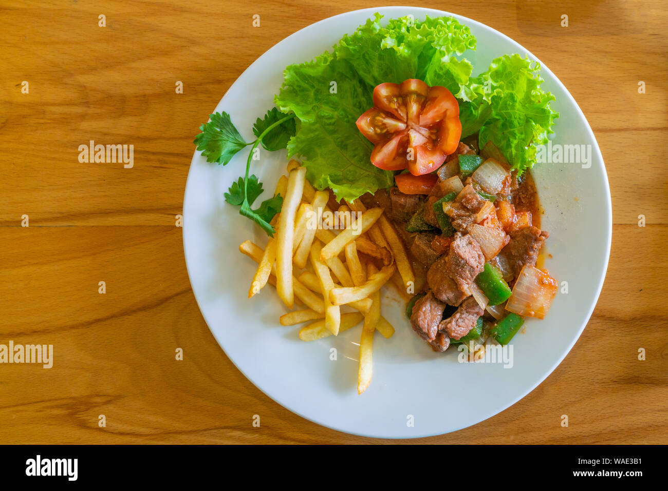 Boeuf sauté délicieux isolés et salade on white plate Banque D'Images