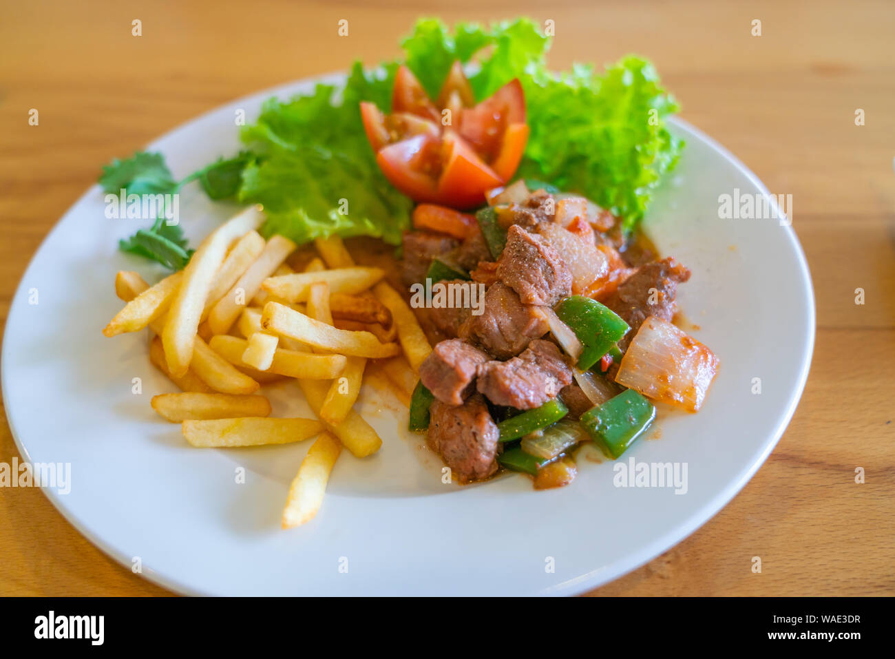 Délicieuse recette de style asiatique sauté de boeuf et salade Banque D'Images