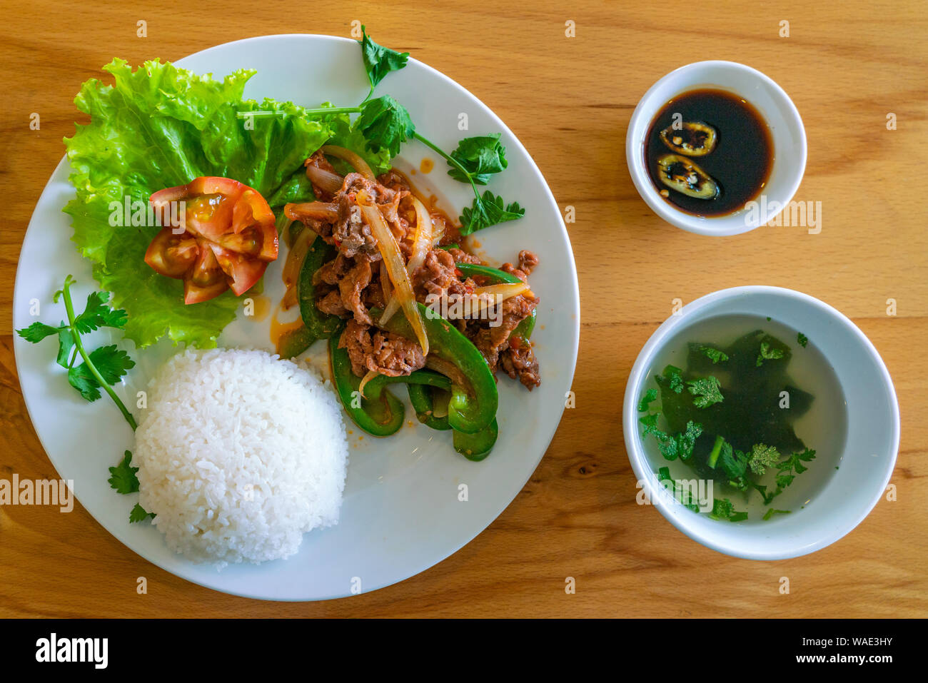 La cuisine asiatique Délicieuse poêlée de boeuf aux légumes et soupes Banque D'Images