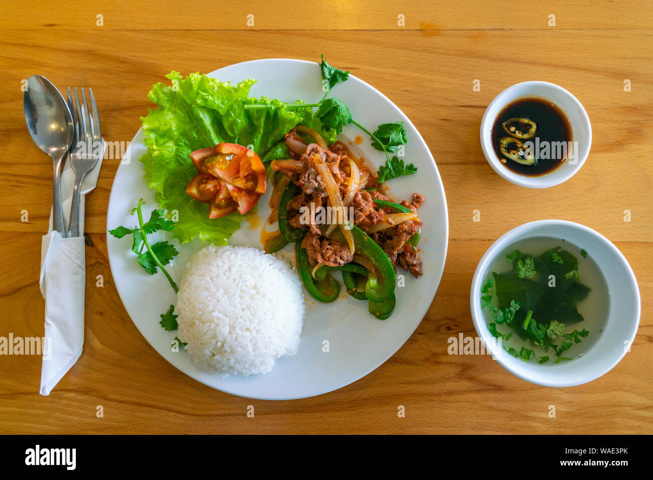 Repas asiatique sauté de boeuf avec du riz et de la soupe Banque D'Images