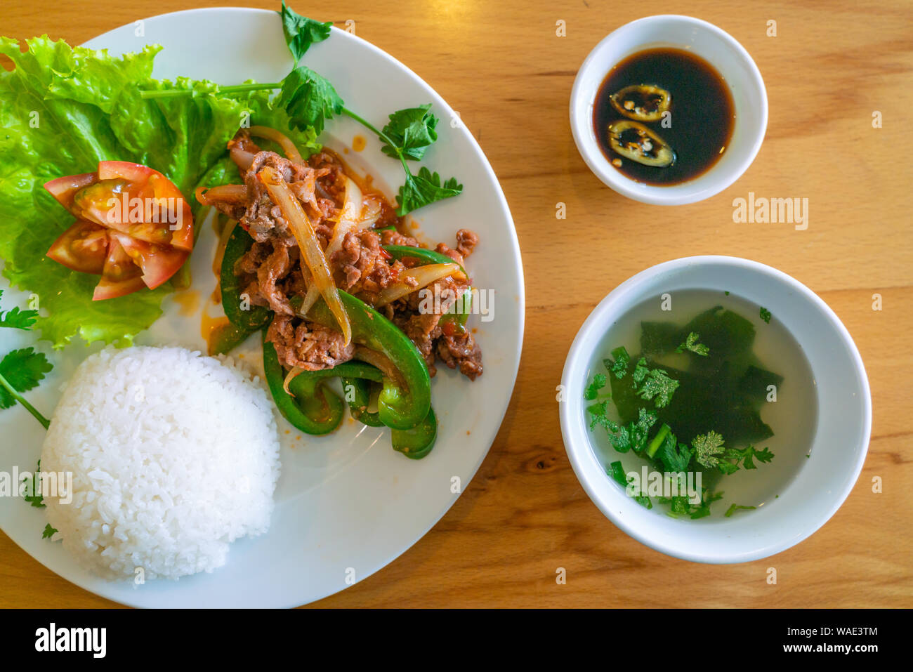 De délicieux repas Asiatique avec sauté de boeuf et riz blanc Banque D'Images