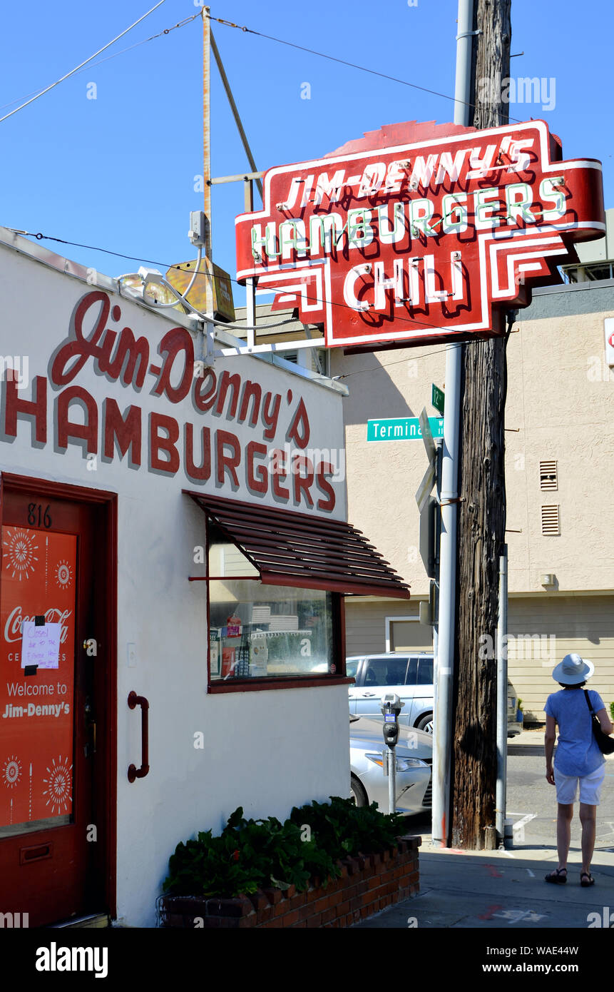 Sacramento. Jim-Denny's hamburgers, Diner à Sacramento, Californie, États-Unis, fermé pour la journée en raison de la température de 104 degrés. (voir l'affiche sur la porte) Banque D'Images