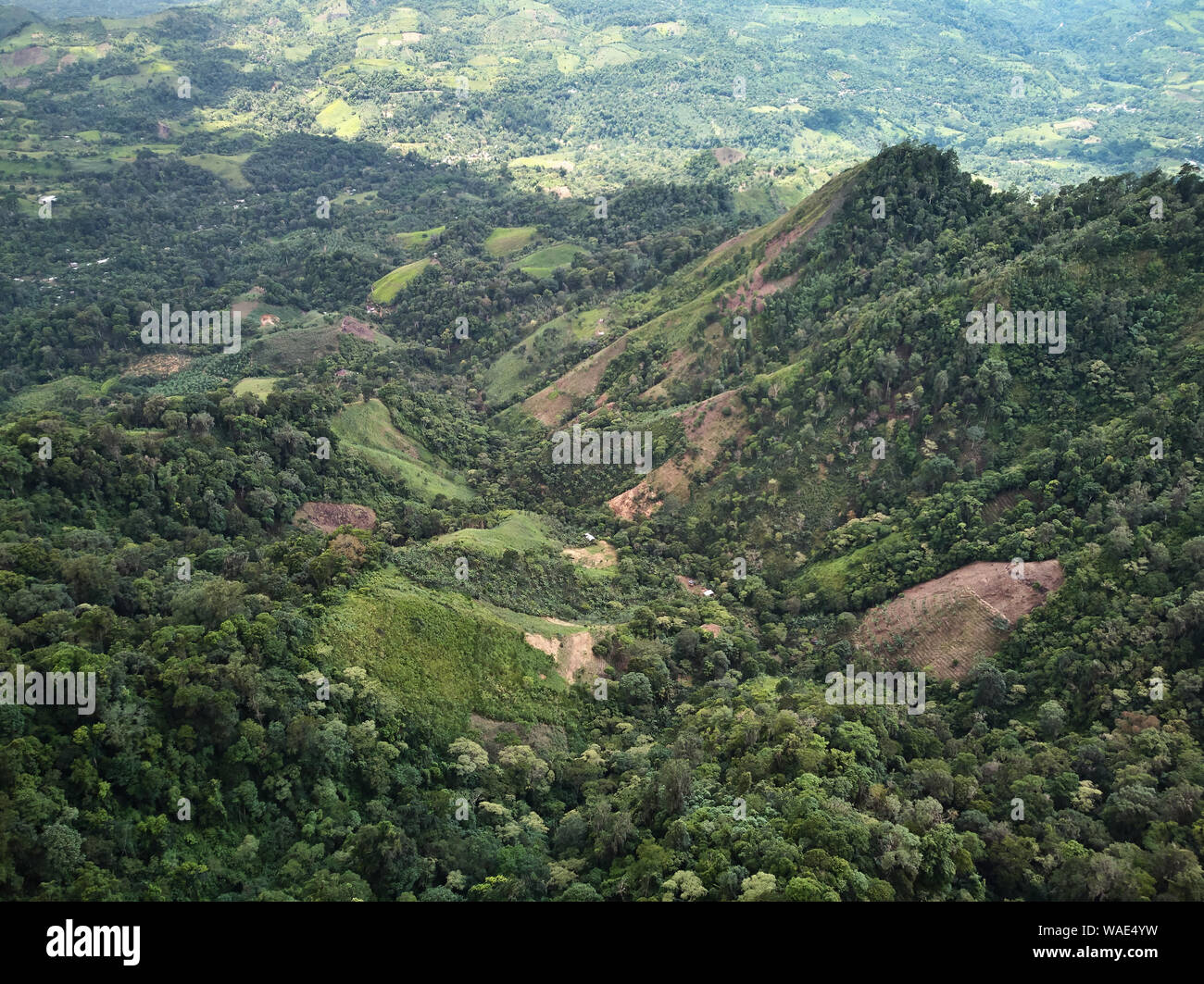 Ferme dans le vert des montagnes paysage vue aérienne drone Banque D'Images Ferme dans le vert des montagnes paysage vue aérienne drone Banque D'Images