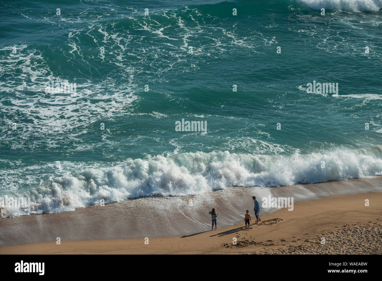 Au-dessus de personnes DEBOUT SUR LA PLAGE AU BORD DE MER Banque D'Images