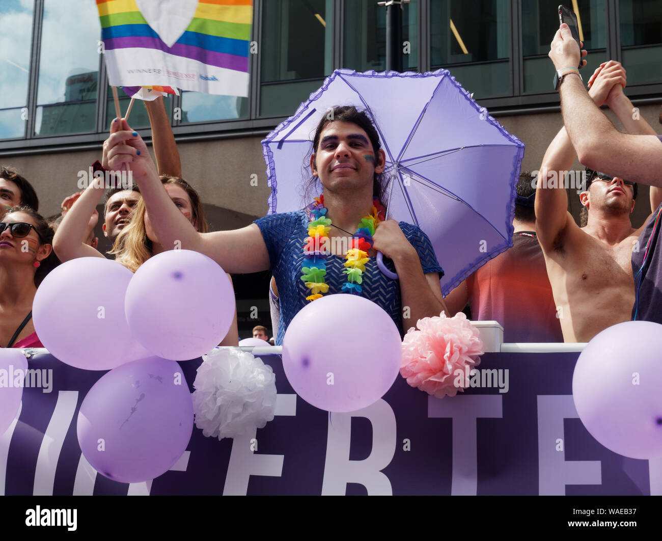 Montréal,Canada 8/18/2019. Les participants sur un flotteur à la parade de la fierté de Montréal au centre-ville de Montréal. Banque D'Images