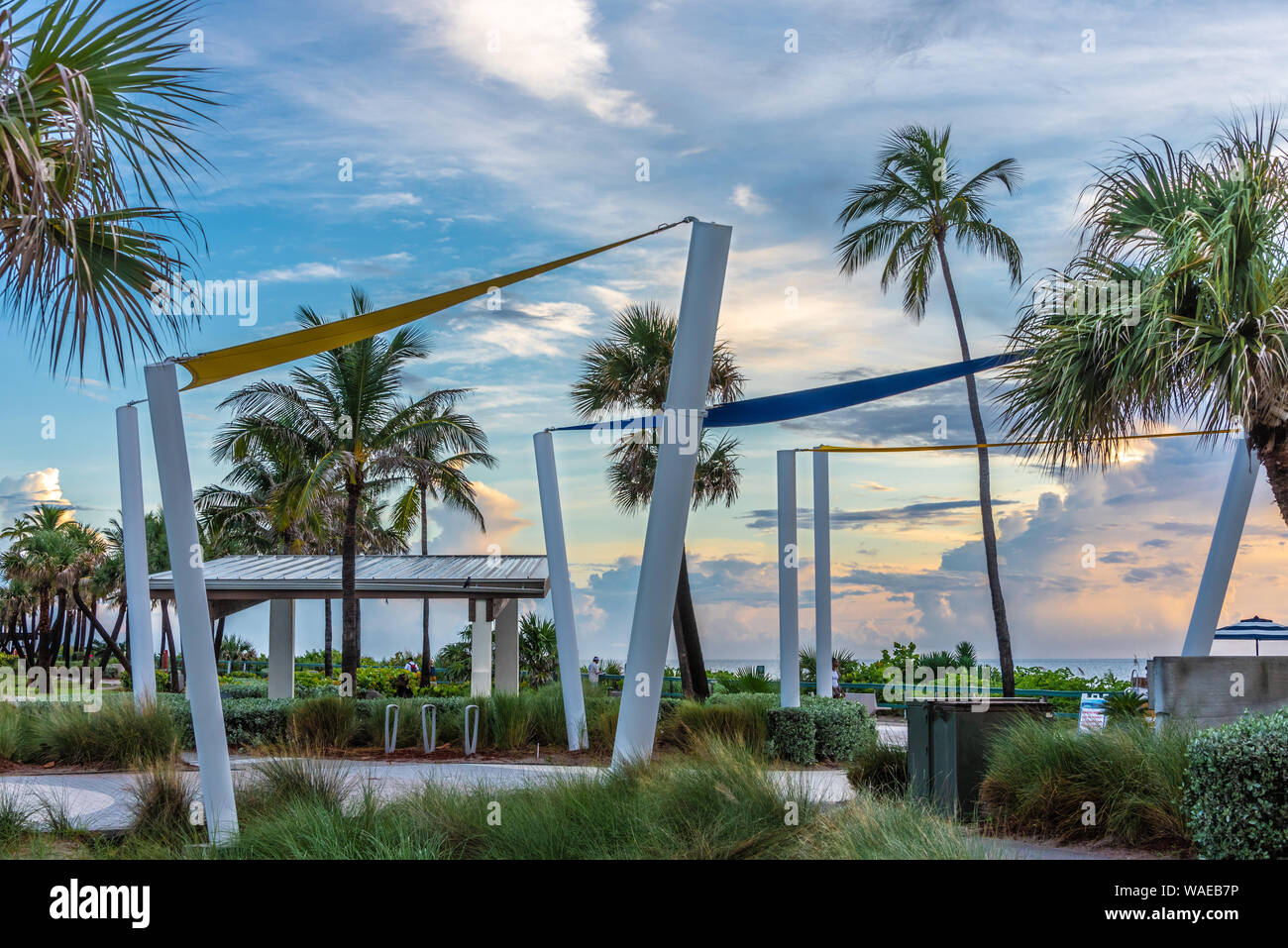 Lever du soleil à Lake Worth Beach sur l'île de Palm Beach dans Lake Worth, en Floride. (USA) Banque D'Images