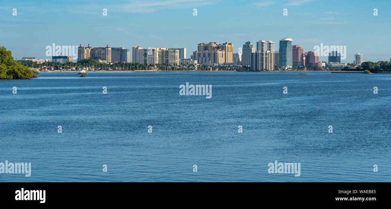 Vue panoramique du centre-ville de West Palm Beach, en face du magnifique lac Worth Lagoon (chenal) de Palm Beach, en Floride. (USA) Banque D'Images