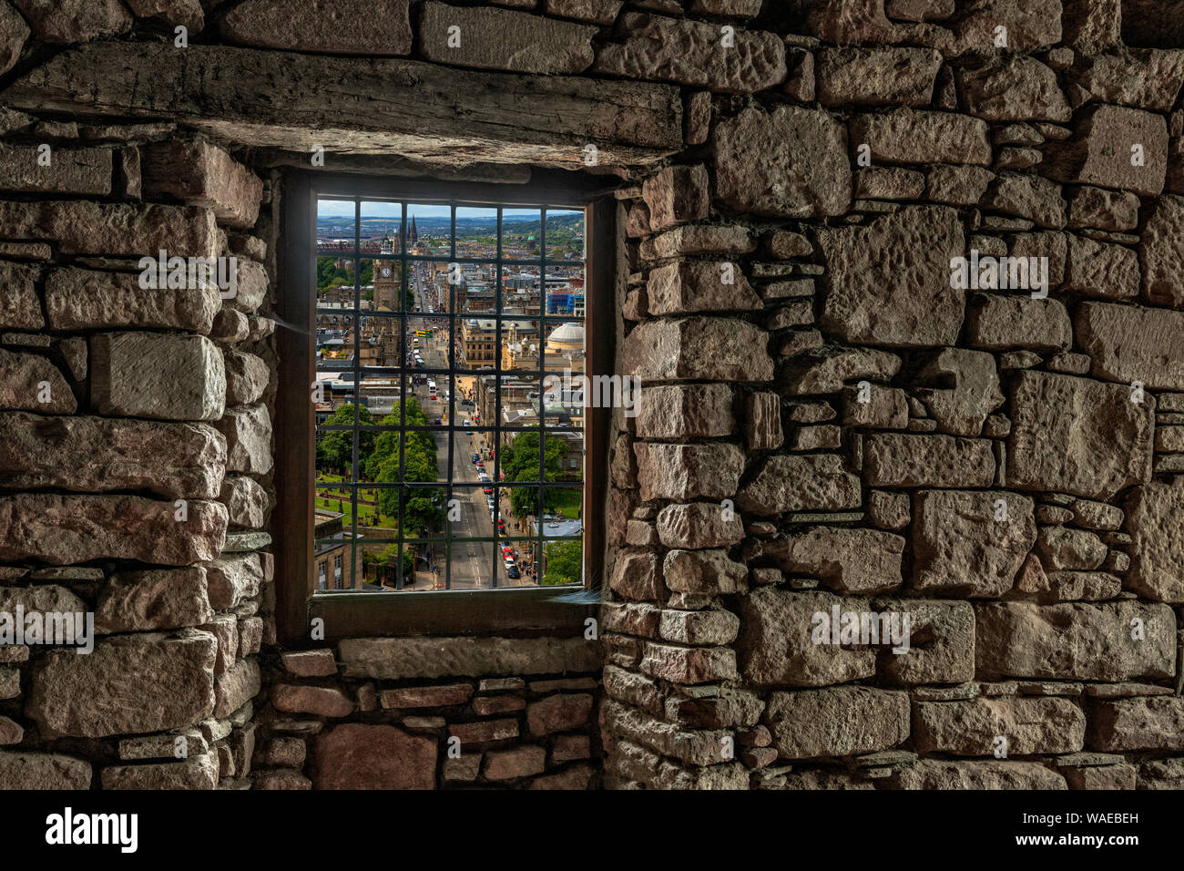 Vue à travers une fenêtre d'un château à la vieille ville historique, Édimbourg, Écosse, Royaume-Uni Banque D'Images