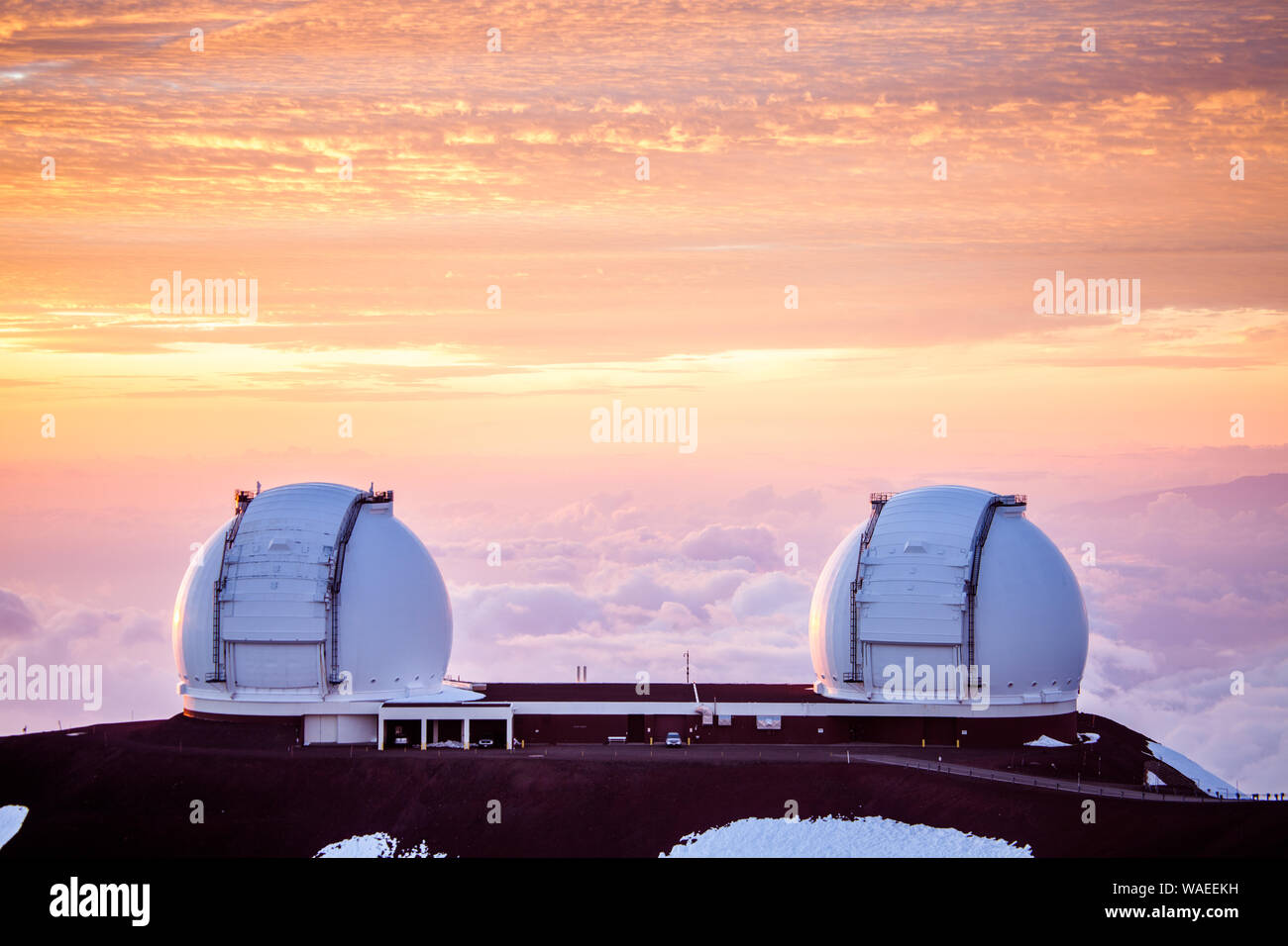 W.M. L'observatoire Keck au coucher du soleil au sommet du sommet du Mauna Kea, Hawaii Banque D'Images