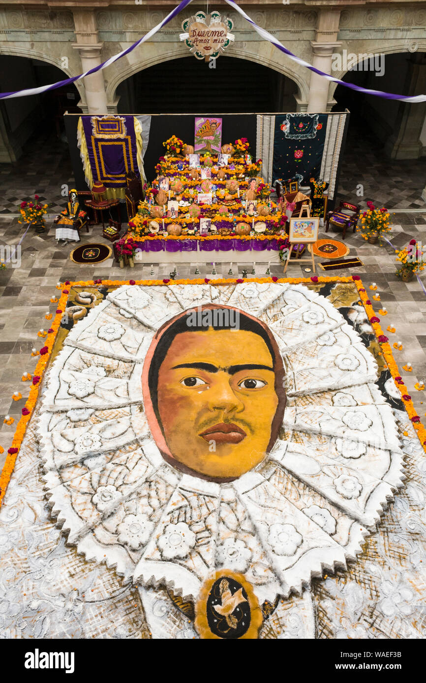 La peinture de sable géantes et de l'autel pour le jour de la fête des morts représentant l'artiste mexicaine Frida Kahlo, Palais du Gouverneur, la Ville d'Oaxaca, Oaxaca, Mexique Banque D'Images