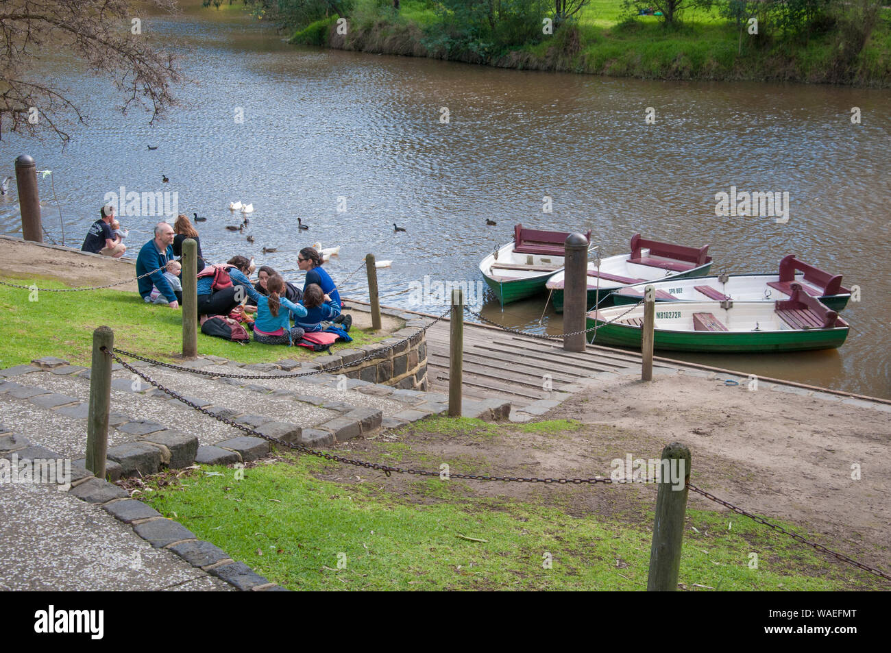 Pique-nique en famille à Studley Park Boathouse (1863) à côté de la rivière Yarra Yarra Bend, Melbourne, Victoria, Australie Banque D'Images