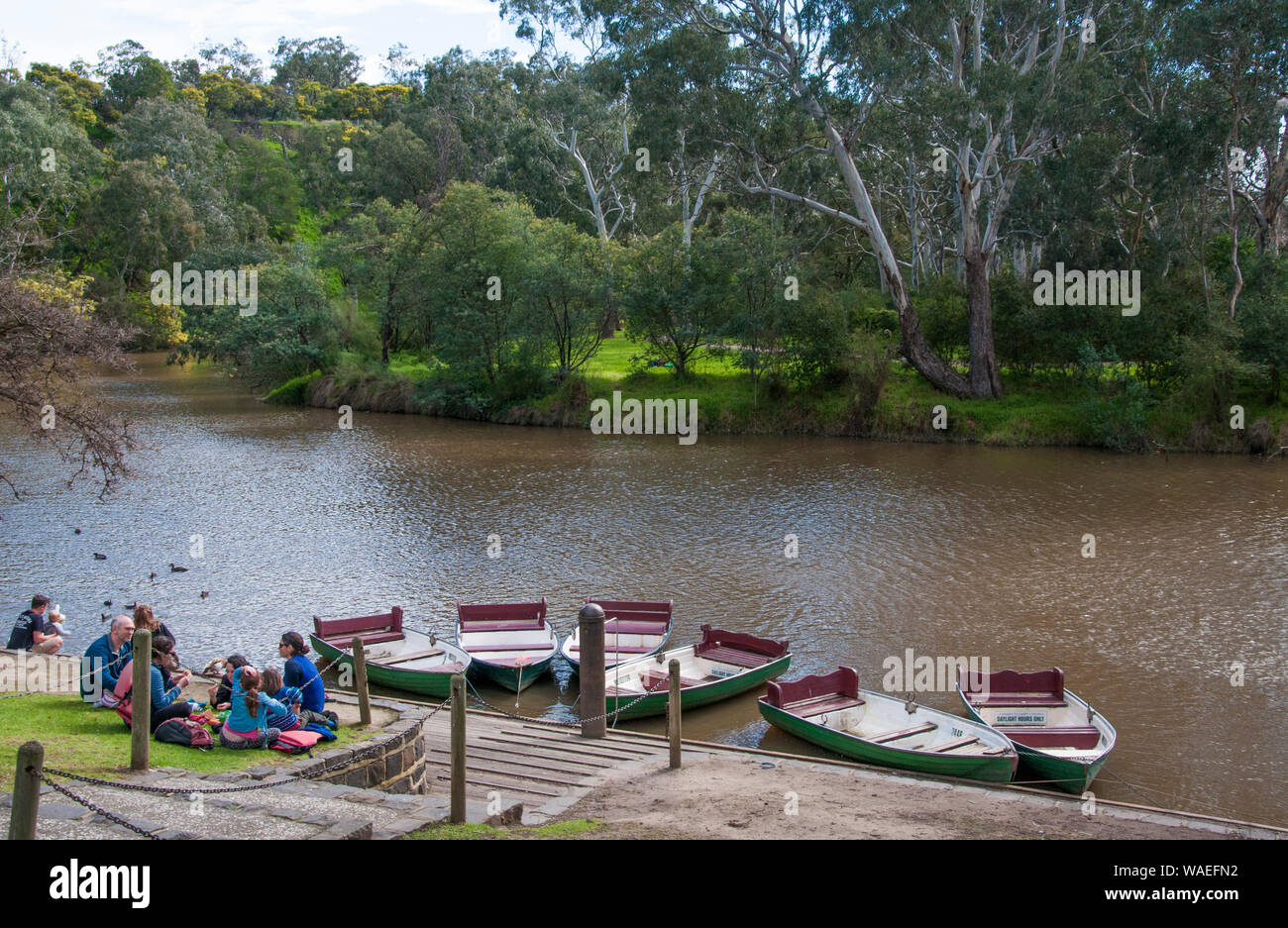 Pique-nique en famille à Studley Park Boathouse (1863) à côté de la rivière Yarra Yarra Bend, Melbourne, Victoria, Australie Banque D'Images